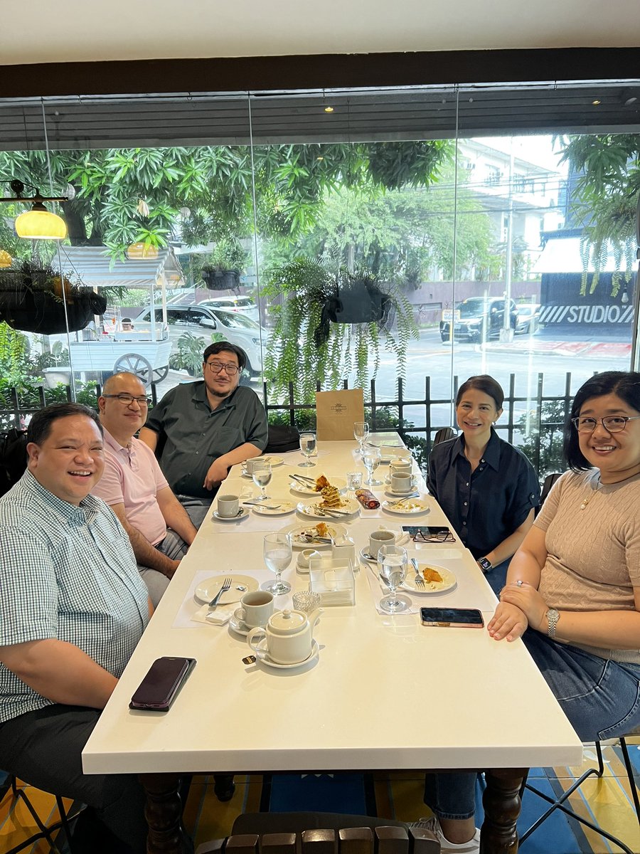 ohlistic's tweet photo. Meeting with the Dean, initial discussions on the looming #Classof2001 homecoming year. https://t.co/ZQNEBcwyFg