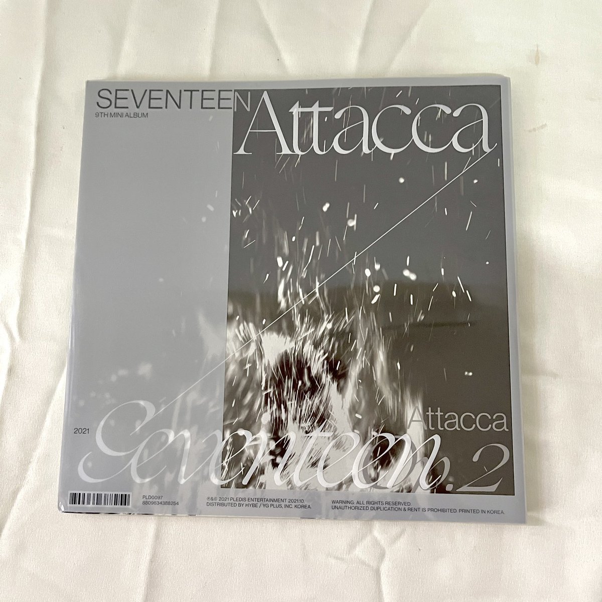 dkfundme's tweet photo. wts lfb ph • seventeen 9th mini album attacca photobook only

₱100 each

⟢ vocal unit only
⟢ op.1 slightly damaged 
⟢ x sensitive buyer 
⟢ can be used to make pc envelope/ticket envelope 
⟢ dm to buy! https://t.co/sHLMucM3x8