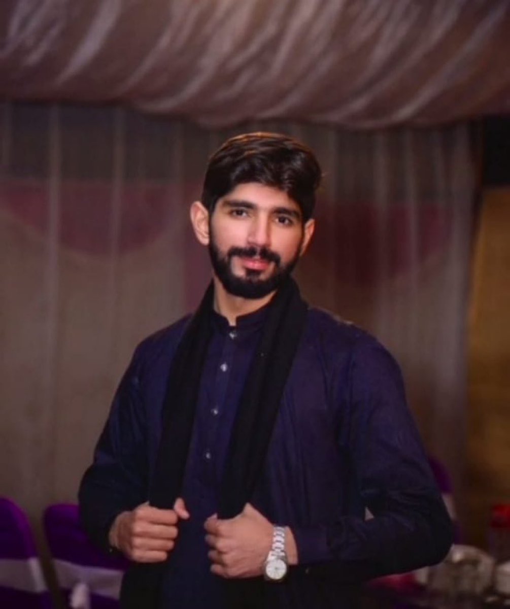 khadijasid751's tweet photo. محمد علی، ۱۶ مئی ۲۰۲۳سے ملٹری حراست میں ہے، فیصل آباد کا رہائشی، سیالکوٹ کینٹ میں قید! علی کی ڈھائ سال کی بیٹی اپنے باپ کو ملنے کے لئے ترس گئی ہے لیکن ملک میں جاری فسطائیت سے مجبور یہ بے زبان لوگ! 
اِن  کو ۱سال سے قیدِ تنہائی میں رکھا ہے، سزائے موت کے قیدیوں کا بھی یہ حال نہیں ہوتا ۔ 

سپریم کورٹ؟!؟
#Releasemilitaryprionsers
