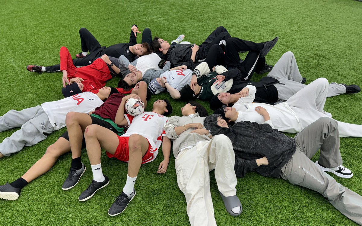 minghaocheol_'s tweet image. "a lot must have changed since debut but what is something that has never changed?" 

jun: the 13 of us are still together

🤍