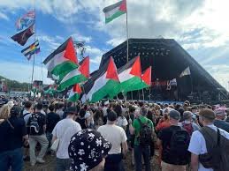 andrewlawrence's tweet photo. I mean, I like a sick joke, but waving pro-Hamas flags at a music festival, that's a bit rich for my tastes. https://t.co/bYTGYAxwFS