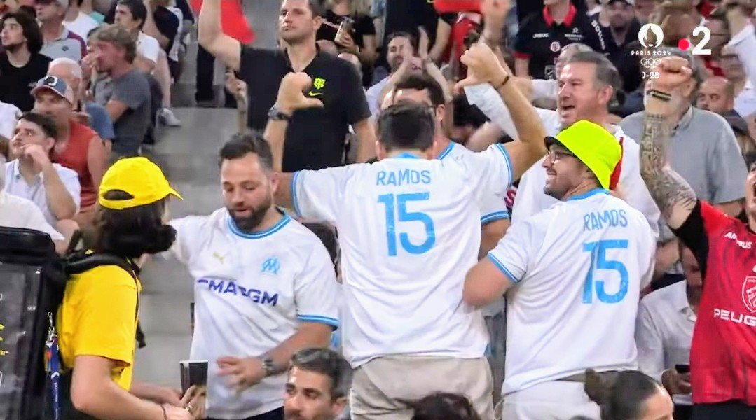 ActuO_M's tweet photo. Le maillot de l'OM floqué Thomas Ramos lors de la finale du championnat de France de Rugby. 

(📸@twitt111111) #TeamOM https://t.co/NTlm2w3cnH