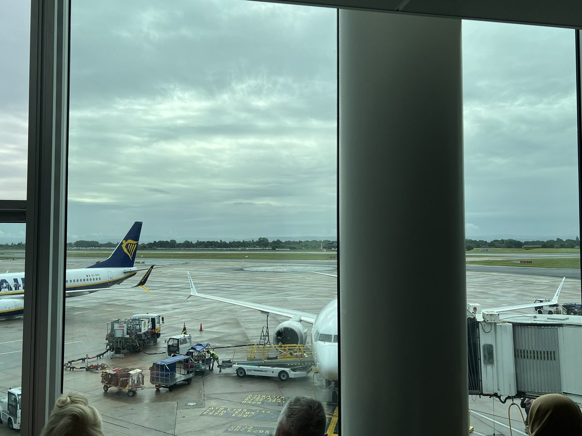jas_kalra's tweet photo. Airport operations are a fascinating case study for anyone researching inter-organizational service and supply networks.
In other words, I’m not a fun travel companion.
#ServiceJunkie #OpsGeek #operations #logistics #baggagehandling #queuing #customerexperience https://t.co/HO8pqZsctD