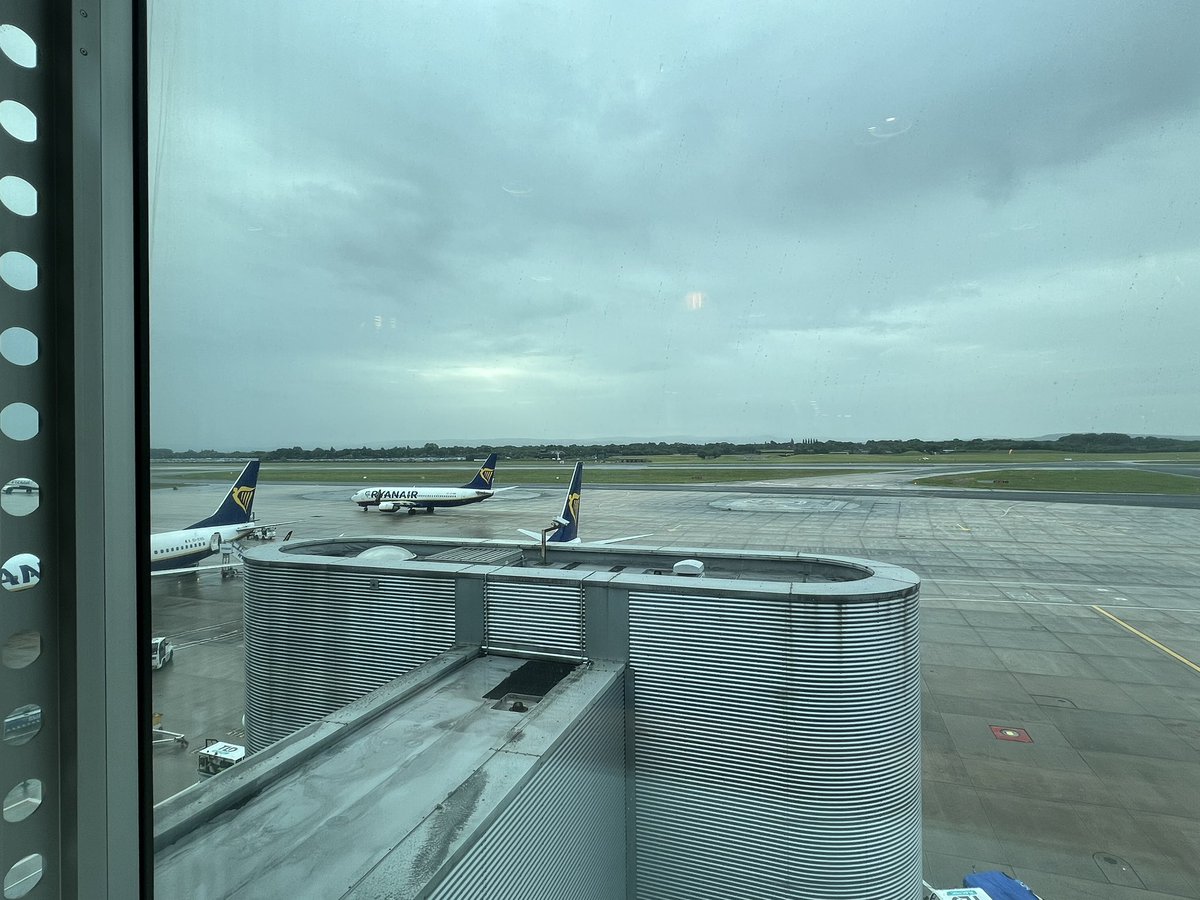 jas_kalra's tweet photo. Airport operations are a fascinating case study for anyone researching inter-organizational service and supply networks.
In other words, I’m not a fun travel companion.
#ServiceJunkie #OpsGeek #operations #logistics #baggagehandling #queuing #customerexperience https://t.co/HO8pqZsctD