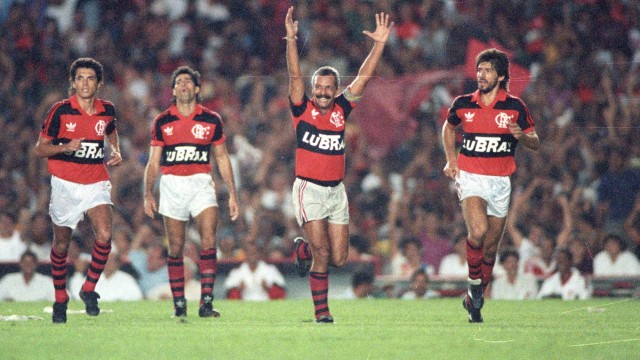fredgomes1985's tweet photo. Parabéns ao 2º maior ídolo da história do CRF, o enorme Leovegildo da Gama Lins Junior. O sinônimo de Flamengo. Aquele que fez feliz, com sua maestria, a primeira geração pós-Zico. Aquele que, com seus cabelos brancos, fez vovô ser garoto e garoto ser vovô em taças.#70anosMaestro https://t.co/xdrrG16pQo