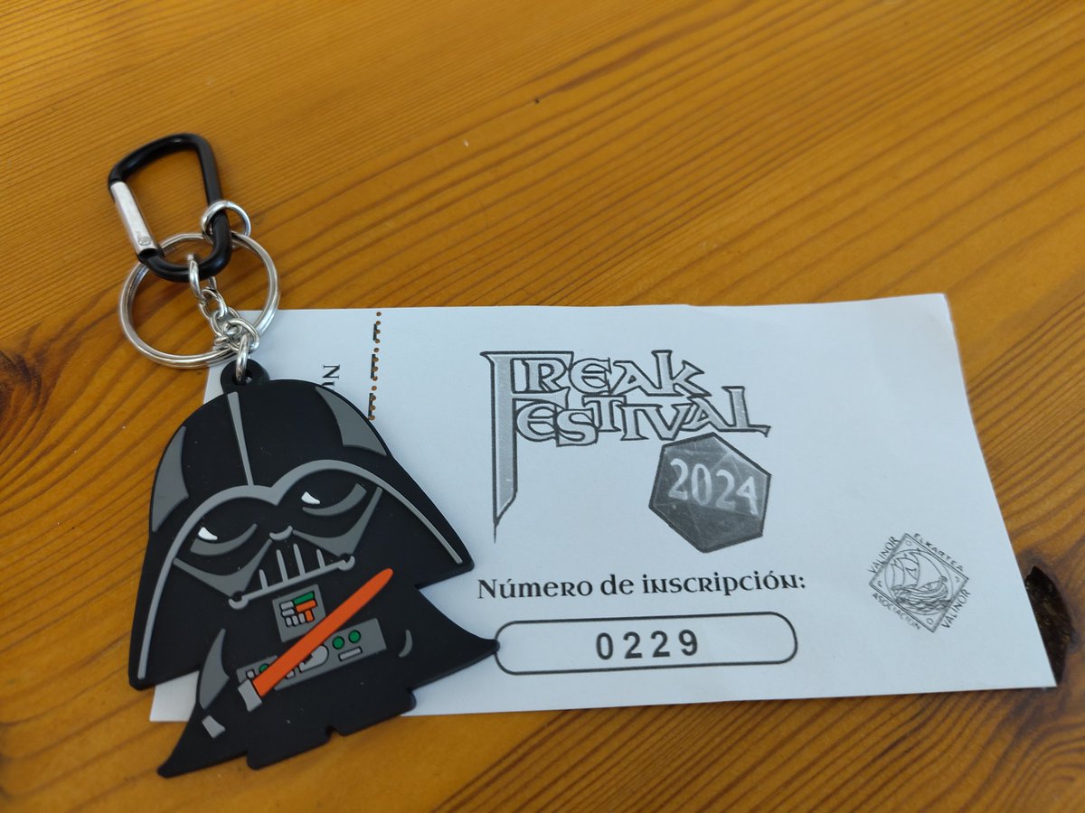 Minas_Mandalore's tweet photo. Ayer como buen mandaloriano afiné mi puntería contra los Stormtrooper y se me dio tan bien que me llevé un regalito de los amigos de @OrdenRevanCan 
Están este finde en el #FreakFestival de Vitoria. https://t.co/HPzcOtging