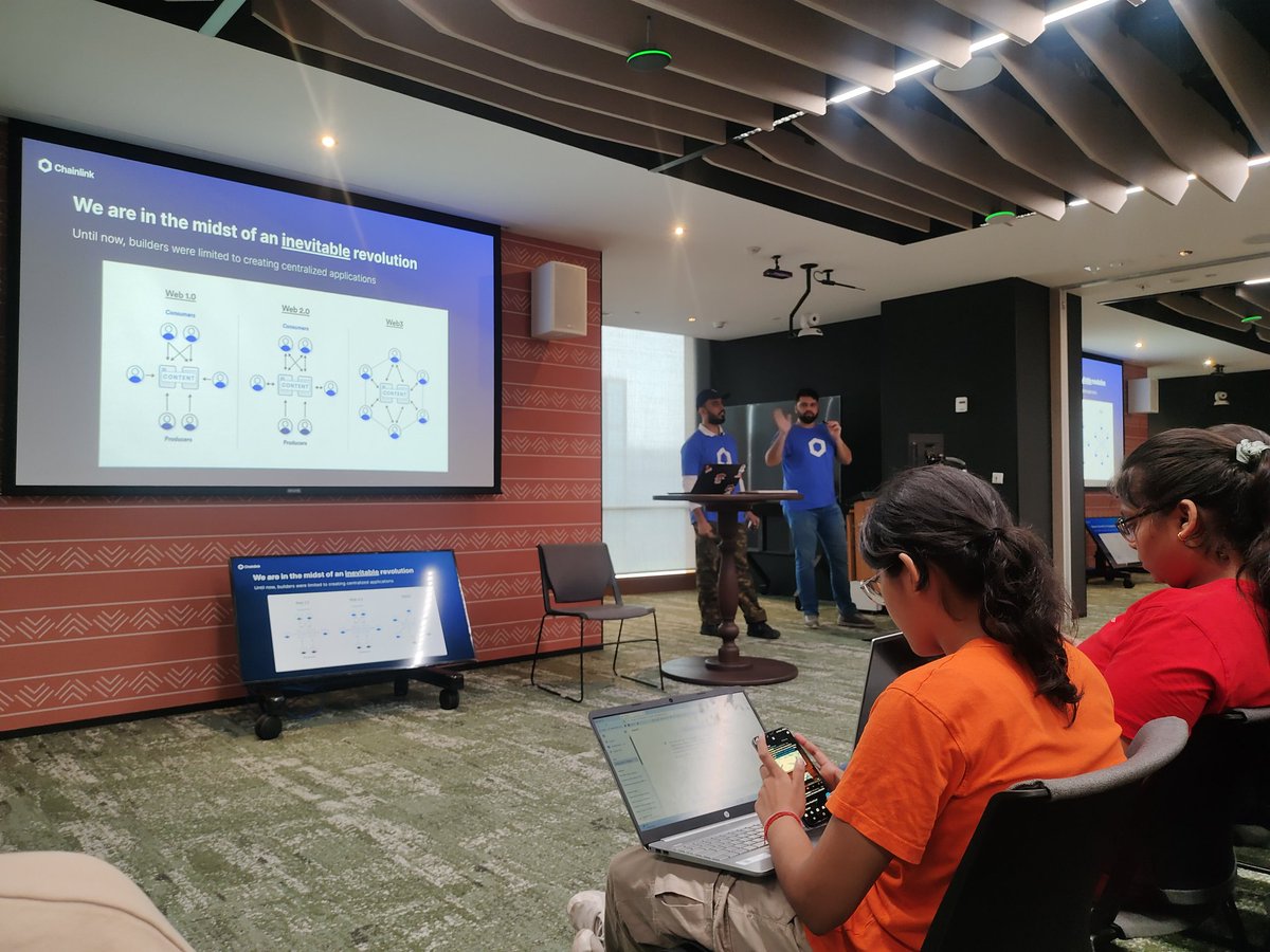 Devishi858's tweet photo. First speaker session! @GuildDelhi 
#polygonguilddelhi #devxdelhi https://t.co/HSzIeFntSB