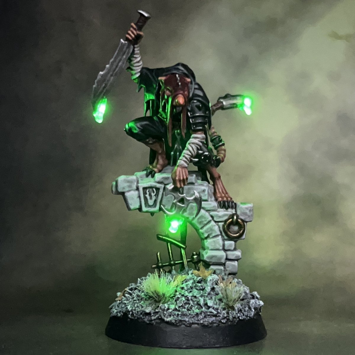 “If it hadn't been for the sickly glow of their warpstone poisons, we'd have had no warning at all!”
- Valk, Hammerhal Underwatch lone survivor

Sneaq Doomslit, Skaven Deathmaster with LED effect weeping blades.
#NewAoS
#WarhammerCommunity
#PaintingWarhammer
#Skaven
#WePaintMinis