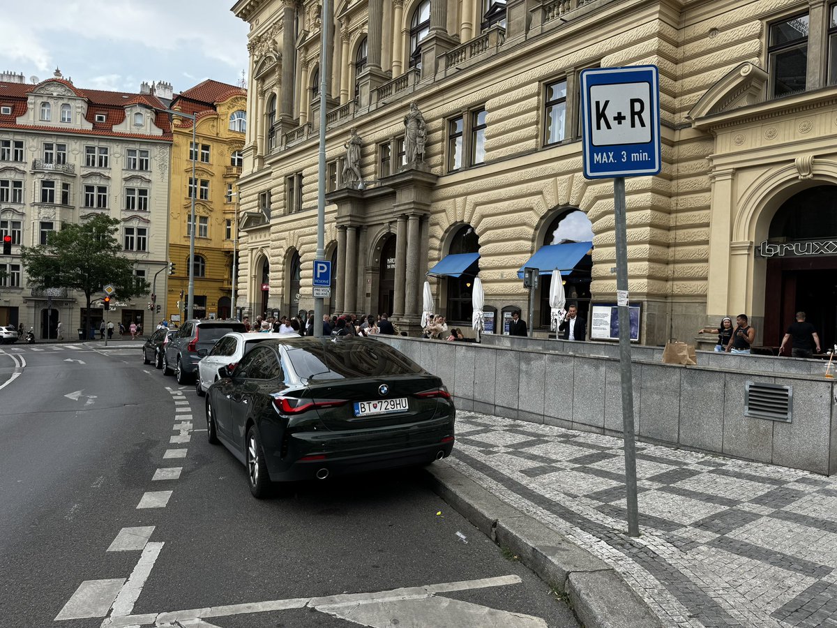 Parkování v Praze tweet media