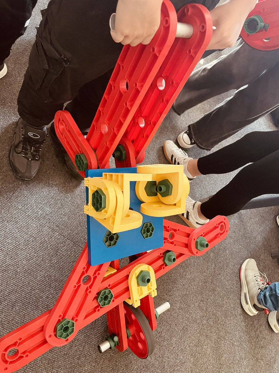 STEMRia's tweet photo. So impressed with our KGS pupils this week. Super engineering work with our STEM Outreach MTa kits! #thinkUHI #collabiskey #UHISTEM https://t.co/du6Ju5qzJ9