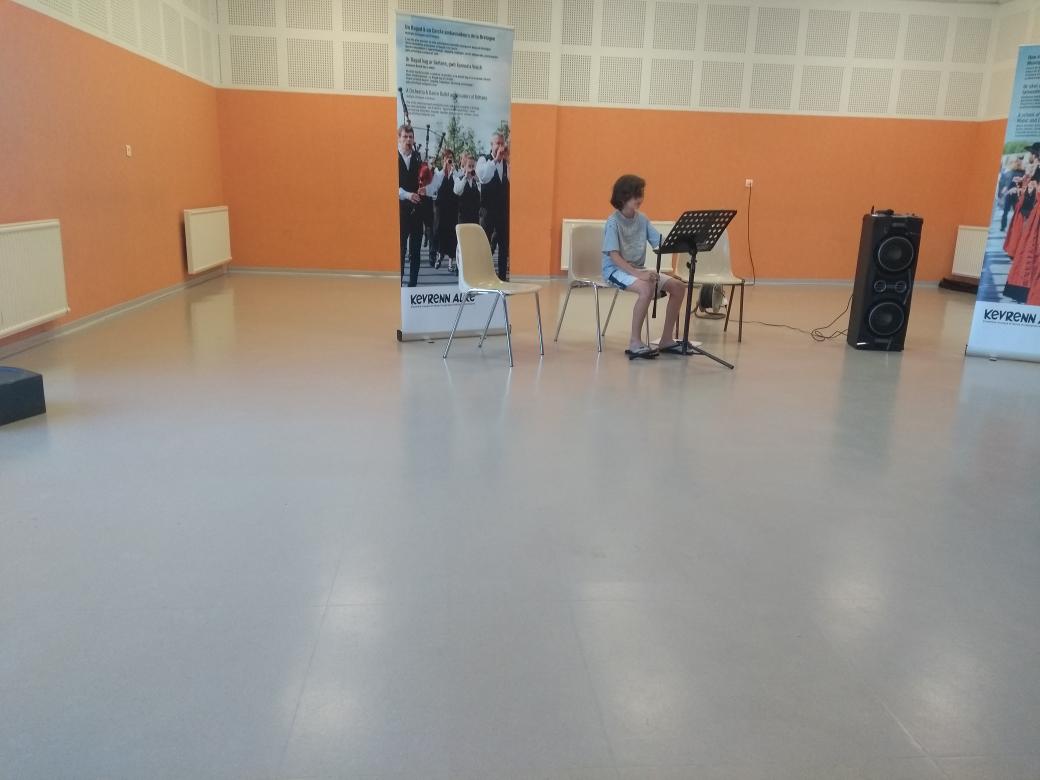 Ce soir, audition de l'école de musique de la Kevrenn Alre. C'est une année de travail qui est présentée aux familles et aux ami.e.s.. Beau moment de mise en valeur et de partage de notre Culture bretonne et cela fait du bien...