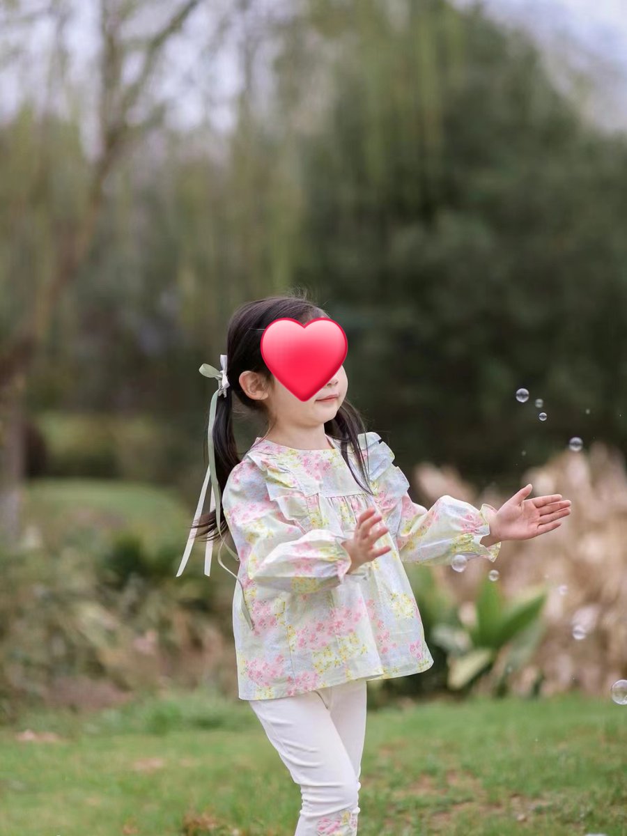 我家公主  不知道以後要便宜誰家兒子😂
這顔值 配她的公主脾氣 但願有人受得住她
不生氣的時候真想親一口  惹我的時候真想打她屁股 https://t.co/eeBQ2RhN8Y