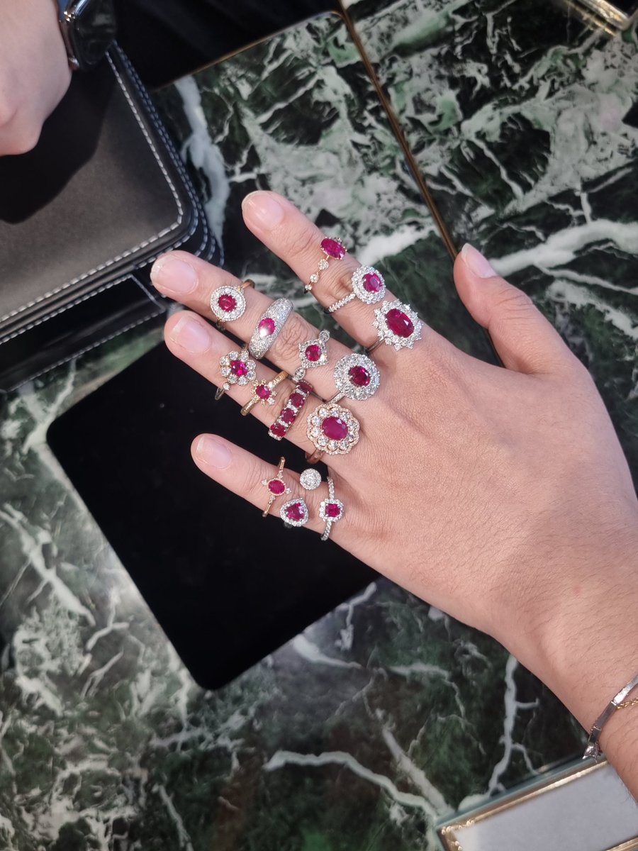 silver_sky_1220's tweet image. 종로 모임에서 루비 반지들 총모임( 애들이 다 죽어서 나왔..🥹💦)