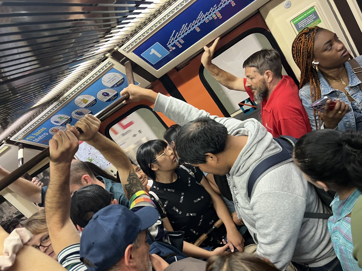Los #sábados también se trabaja, porque hay menos frecuencia en <a href="/metro_madrid/">Metro de Madrid</a>  y tenemos que viajar #hacinados ?