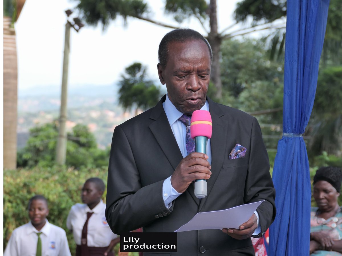 Aryanesiima's tweet photo. On 28th June, 2024, the speaker of the Buganda Lukiiko, Patrick Luwaga Mugumbule on behalf of the Katikkiro @cpmayiga awarded the #BRASHFEST 2024 primary school winners @cleversorigin_ and secondary school winners @Kisubi_Mapeera at the Buganda Education Week in Ssaza Kyaggwe. https://t.co/N6BXItid3m
