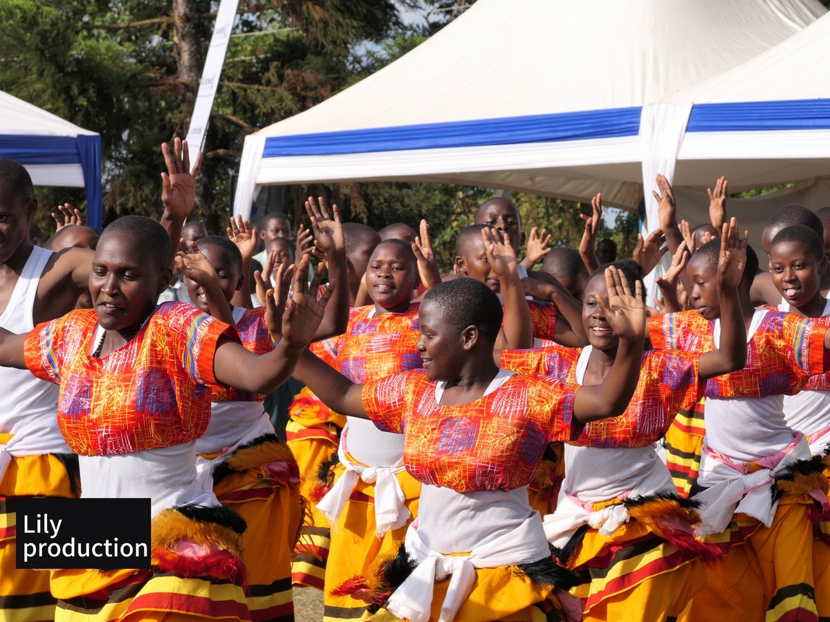 Aryanesiima's tweet photo. On 28th June, 2024, the speaker of the Buganda Lukiiko, Patrick Luwaga Mugumbule on behalf of the Katikkiro @cpmayiga awarded the #BRASHFEST 2024 primary school winners @cleversorigin_ and secondary school winners @Kisubi_Mapeera at the Buganda Education Week in Ssaza Kyaggwe. https://t.co/N6BXItid3m
