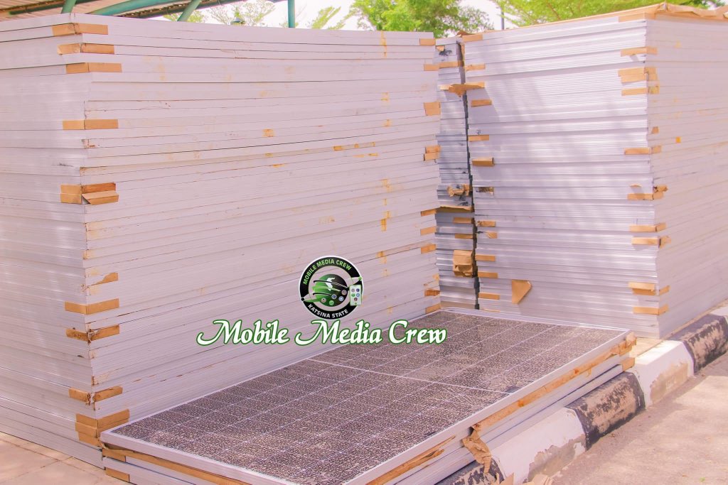 The Katsina State government is initiating the installation of a solar power grid at the Government House and Katsina General Hospital. This move aims to minimize the cost of governance and promote the adoption of sustainable, environmentally friendly energy solutions.