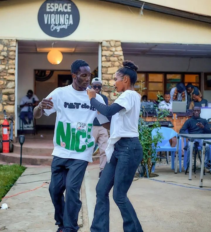 FredMASTAKI6's tweet photo. "TUKUTANE TENA" c'est le rendez-vous culturel de chaque Jeudi qui rassemble des jeunes et vieux de #Beni à l' #EspaceVirungaOrginsBeni 

#Beni_Culturellement_Résilient 

Suite des IMAGES 👇 https://t.co/UOGzH8Cvs6