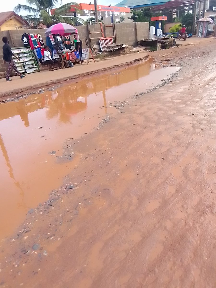 DenzelUyi's tweet image. #Dapofixogunroads This is the sad state of Ajuwon road a major road that connect with Lagos state @DapoAbiodunCON please do your job Mr Gov