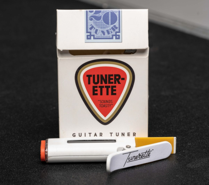 Por fin un gagdet a la altura de #ranciofacts. "Tunerette", un afinador de pinza que parece un cigar.  Ideal para los cuñao rockers de palo. Visto en <a href="/g_info/">Guitarristas</a>
