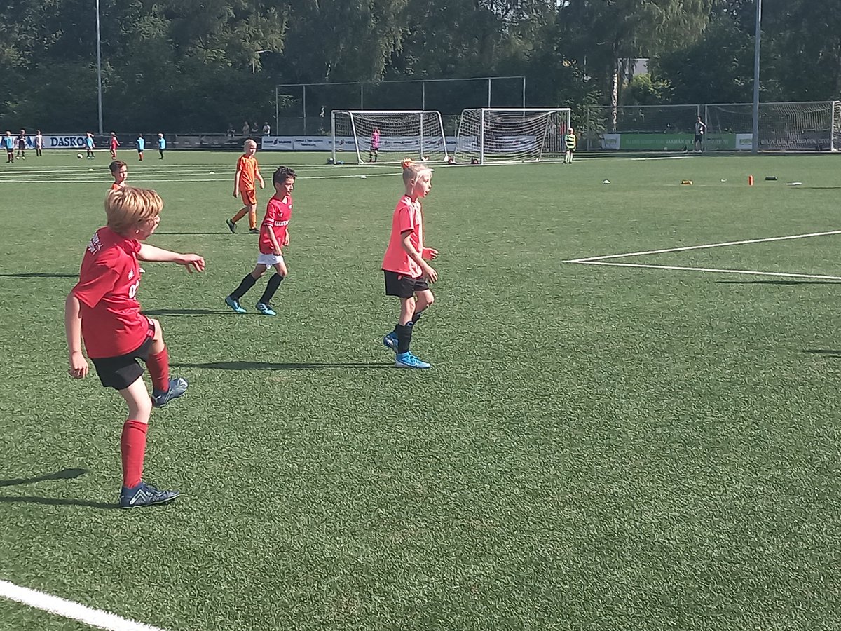 Seizoensafsluiting voor de jeugd van <a href="/DOS37/">DOS'37</a>! Het EK-toernooi is in volle gang. Heerlijke weersomstandigheden en veel enthousiaste kinderen💪🏻