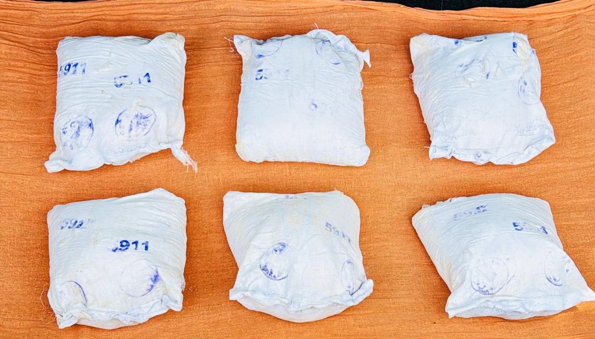 DGPPunjabPolice's tweet photo. Acting swiftly on intelligence inputs, #Amritsar Rural Police in two different cases arrested six persons and recovered 8 Kg Heroin & 3 pistols with ₹30000 drug money

In both the cases, FIRs under NDPS Act have been registered and Investigations on-going to establish backward & forward linkages

@PunjabPoliceInd is committed to make our state drug-free as per the directions of CM @BhagwantMann