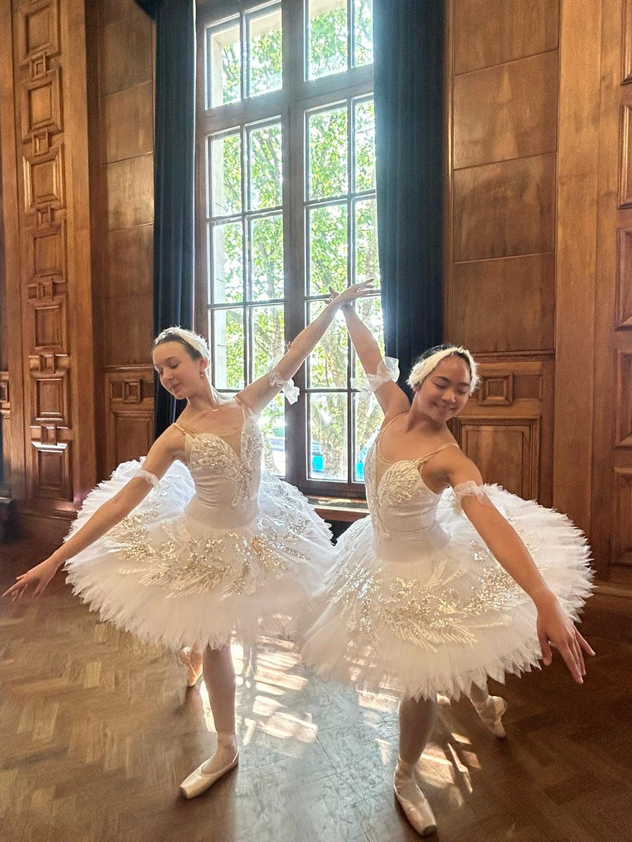 SlwTreeConcerts's tweet photo. Shout out to the younger members of tonight's audience. If you would like your photo with our dancers, meet us at the end of the show! https://t.co/nGRCvWFqsK