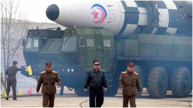 visegrad24's tweet photo. North Korea has executed a 22-year-old man for listening to K-pop and sharing it with his friends

🇰🇵🇰🇷 https://t.co/yxW9VKHOPY
