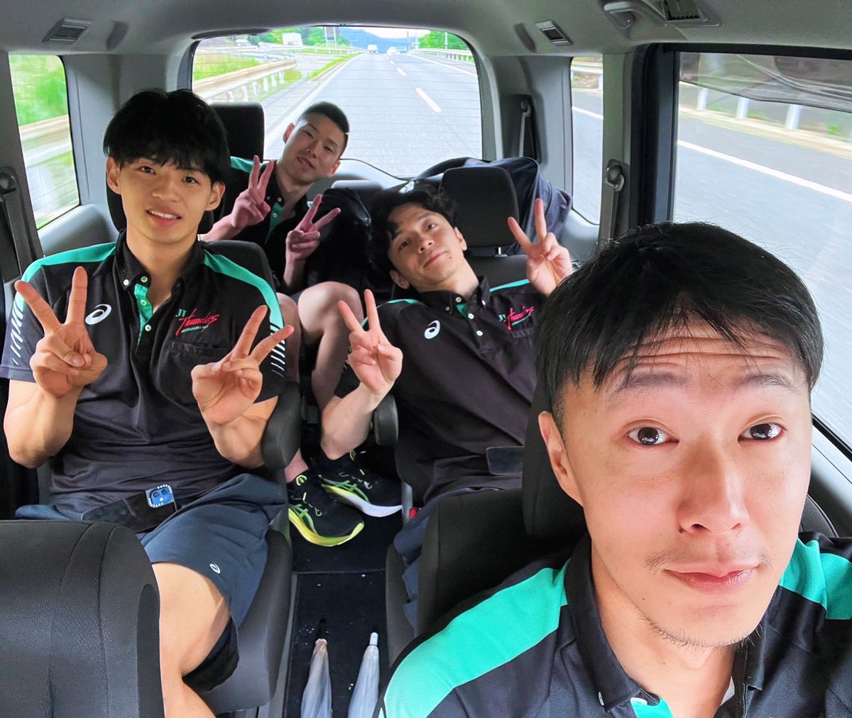 Thunders_vb's tweet photo. 【社会貢献活動😊】
6/29(土)
トップス広島「JTサンダーズ広島」によるバレーボール教室@福山
#井上慎一朗 #熊倉允 
#山本将平 #川口柊人 選手が
参加しました🏐

移動中にパシャリ📸

#JTサンダーズ広島
#JTthundershiroshima https://t.co/Xr8Tg9y9a5