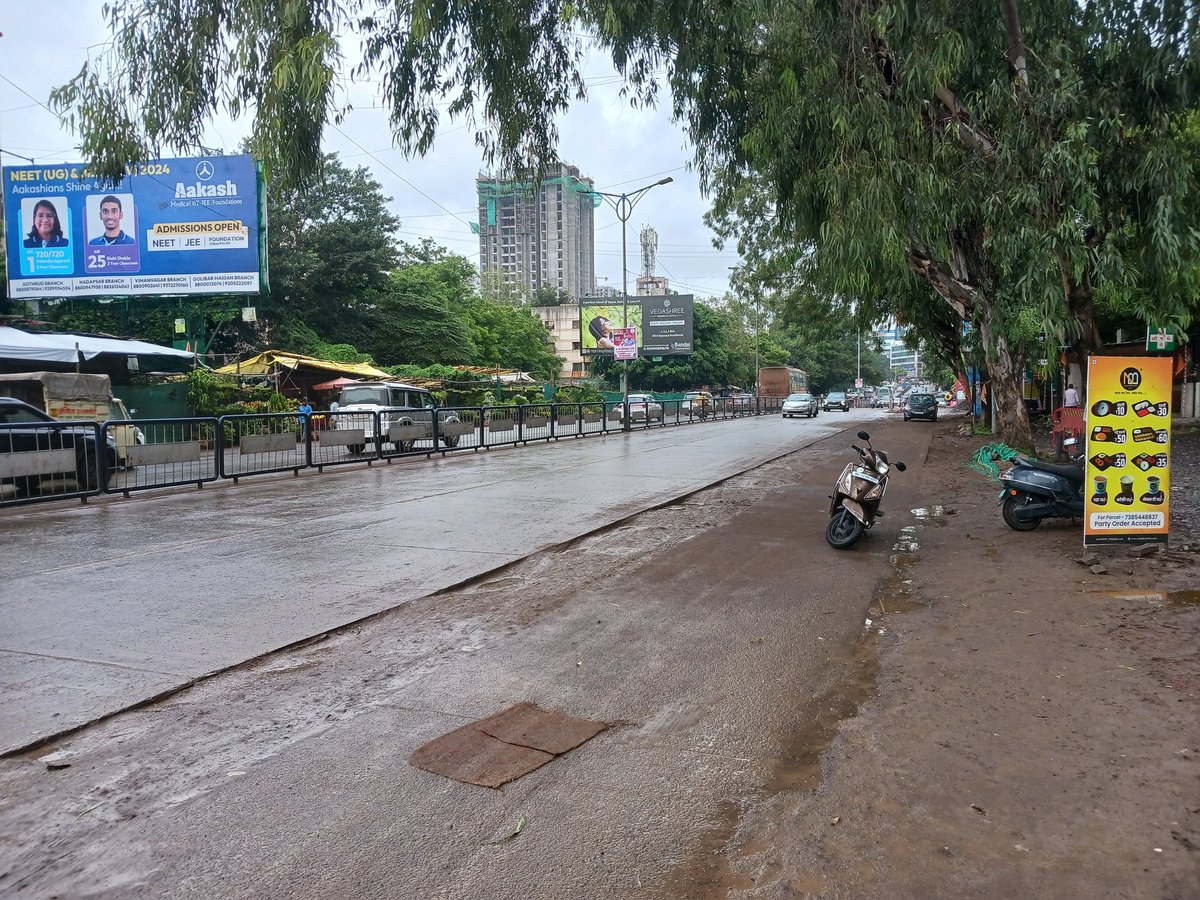 SandeepShouche's tweet image. नुकत्याच झालेल्या कामानंतर पौड रस्ता (कोथरूड डेपो ते भुसारी कॉलनी सिग्नल) ची दयनीय अवस्था. रस्ता समपातळीत नाही, माती, चिखल वाहून आला आहे. पथ विभागाने कृपया पाहणी करून योग्य कारवाई करावी.