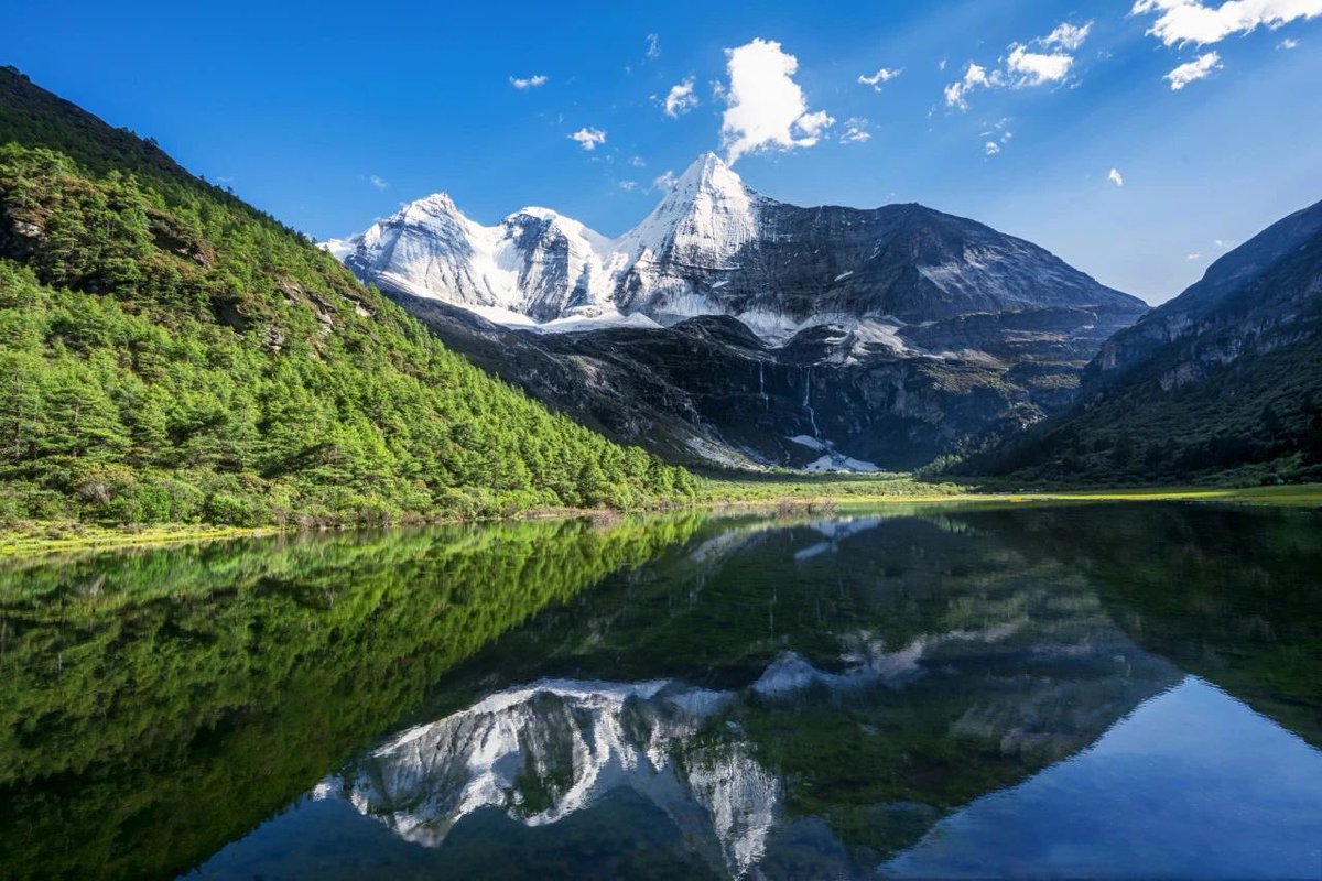 Beautiful scenery of the Qinghai-Tibet Plateau