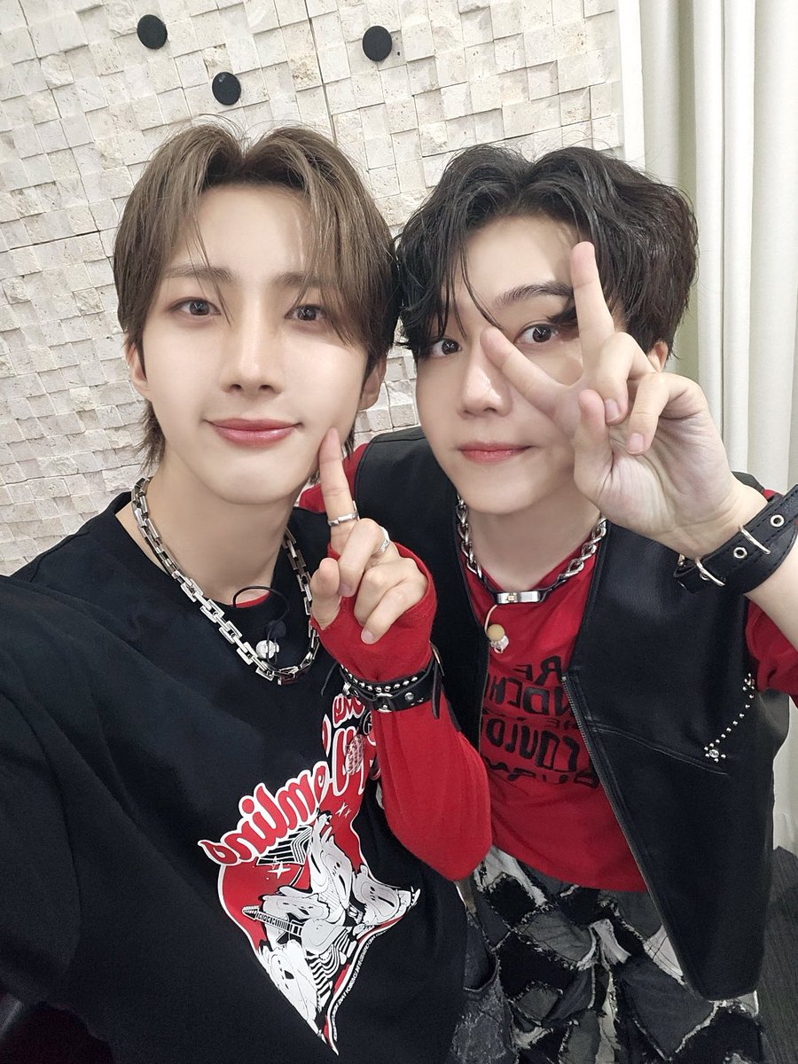 CUBE_PTG's tweet photo. [📢] #펜타곤 #진호 #후이 : KBS2 <불후의 명곡> 출연 안내

잠시 후 6시 5분, KBS2 '#불후의명곡 - 2024 더 프렌즈 편'에 진호, 후이가 출연합니다!
환상의 케미로 놀라움을 선사한 메보즈의 무대! 🎇
지금 바로 본방사수 함께해요 🎤🖤

#PENTAGON
#JINHO
#HUI https://t.co/bP2OJhe6wu