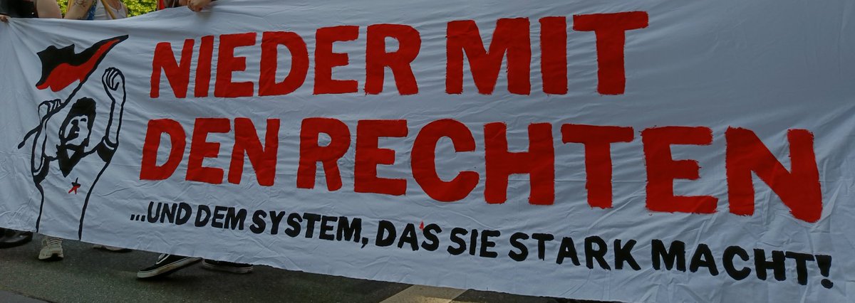 Seit dem frühen Morgen blockieren Antifaschist:innen in #Essen den AfD-Parteitag. Jetzt ist die Großdemo vom Hauptbahnhof gestartet. Auch der anarchistische Block ist lautstark dabei!🏴🚩✊

#E2906 #noafd