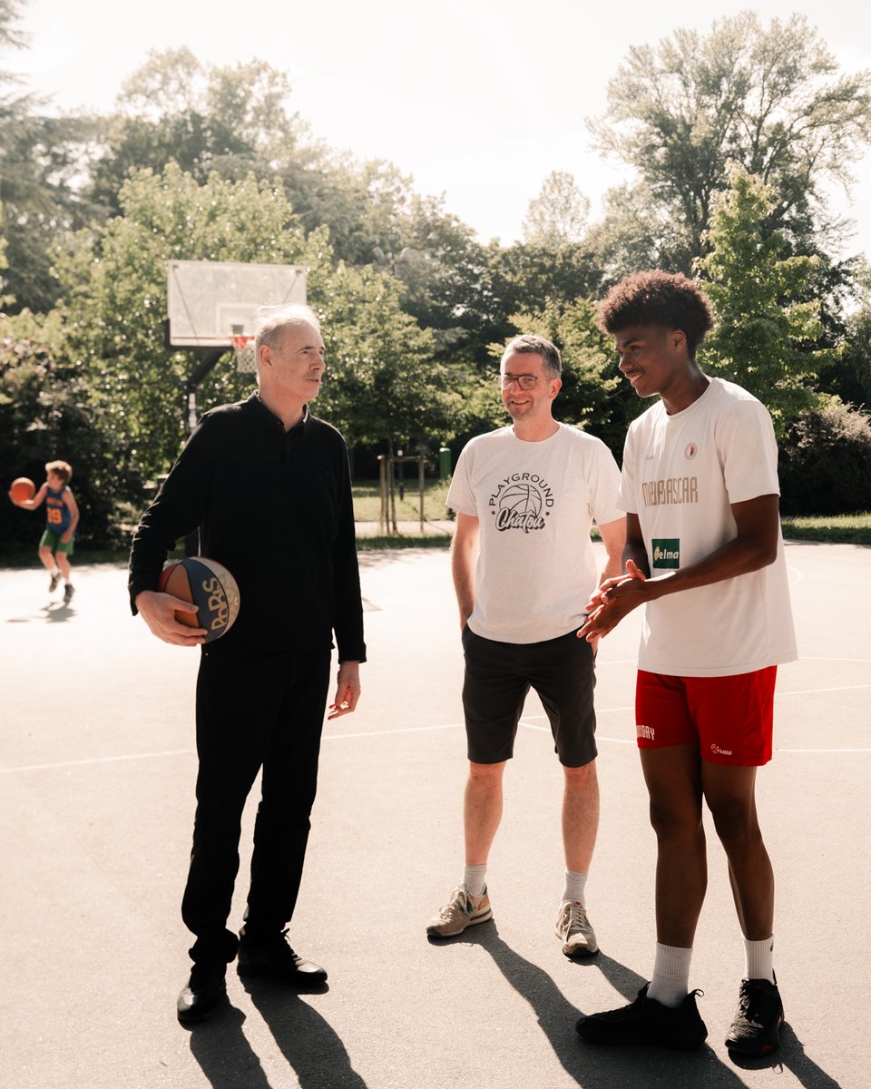 Benji_Pham's tweet image. Merci @PChatou @georgeeddy2 @VilledeChatou @PlaygroundTime  @herve_dubuisson pour l'expo photo et la projection du documentaire "The White Man Who Jumps Above Buildings".

Avec une belle discussion menée par George et des échanges touchants avec Monsieur Hervé Dubuisson.