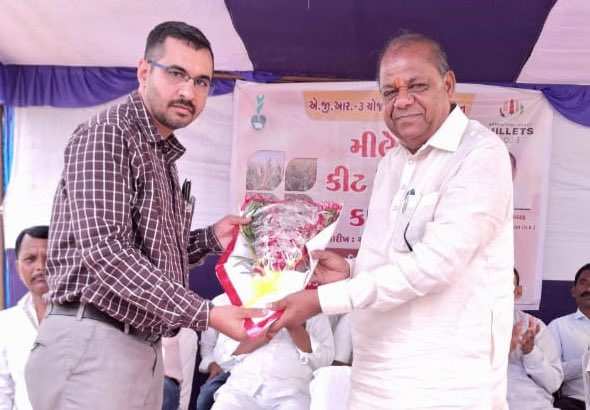 bachubhaikhabad's tweet photo. ખેતીવાડી શાખા, જિલ્લા પંચાયત દાહોદ દ્વારા આયોજિત એ.જી.આર-૩ યોજના અંતર્ગત આયોજિત મીલેટ્સ કીટ વિતરણ કાર્યક્રમ શ્રી રાજ ઉત્તર બુનિયાદી આશ્રમ શાળા ધાનપુર ખાતે યોજાયો જેમાં ખેડૂતો ને કીટ વિતરણ કરવામાં આવી. https://t.co/m23knlU5Cu