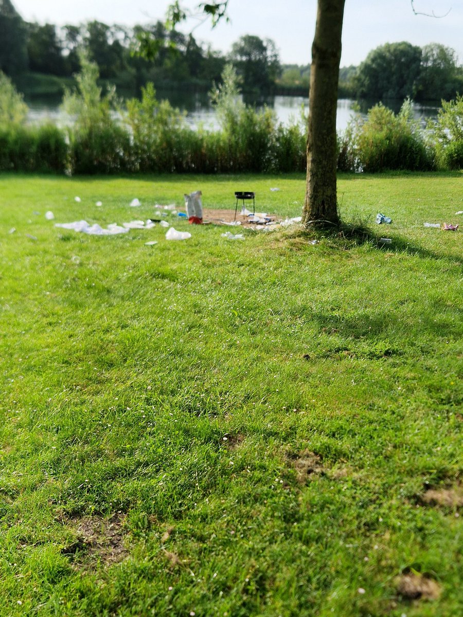kboers's tweet photo. Gisteravond hebben personen een leuke avond gehad aan de #Strijkviertelplas en dit hebben zijn ze vergeten mee te nemen. https://t.co/2lGjCKw3jM