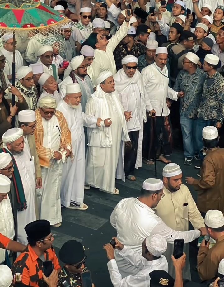 Siapa yang bangga di barisan IB-HRS, silahkan RT sekeras-kerasnya! 

👉🏻🔄❤