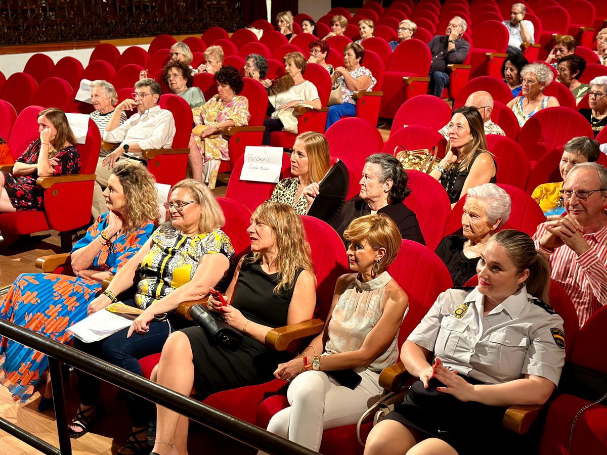 👉🏻 La edil de Mujer, María de las Huertas García, junto al concejal de Cultura, Santiago Parra, han asistido a la Gala de entrega de los premios Rosalía Sala Vallejo de Narración Corta y Ensayo, organizados por la Federación de Organizaciones de Mujeres de Lorca (FOML).