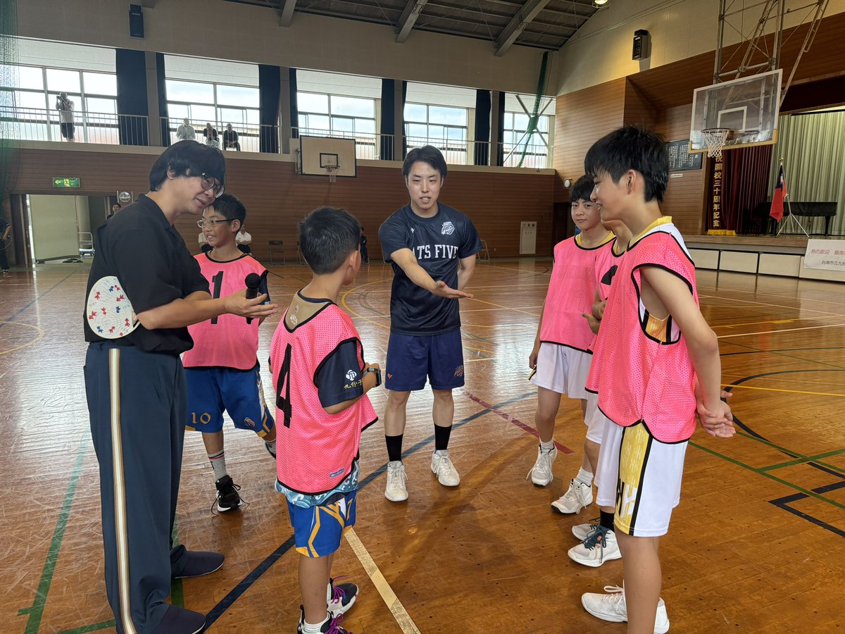yamaguchipats's tweet photo. 台湾の九份子國民中小學と宇部市川上中学校のバスケットボール交流に #重冨友希 選手が参加させていただきました。
バスケットボールを通じて言葉の壁を越えて交流する貴重な体験となりました✨

#山口パッツファイブ https://t.co/Dzu96znCFF