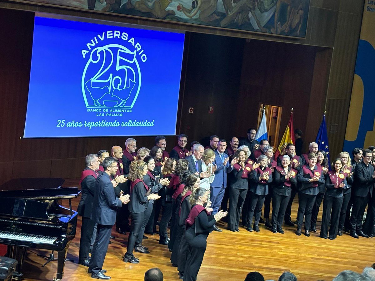 IESLomoH's tweet photo. 25º aniversario del Banco de alimentos de Las Palmas, celebrado en el Paraninfo de la @ULPGC y con la Reina Emérita. Al acto fue invitada nuestra docente Mari por su labor solidaria con la institución. 

@CasaReal @bancoalimadrid @educaciongob @EducacionCan @Ayun_Telde https://t.co/ARtk1gISYr