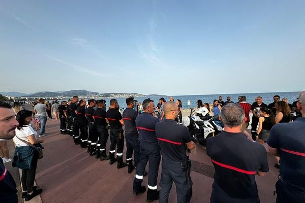 EN IMAGES. L'hommage poignant à Nice après la mort d'un sapeur-pompier percuté par une voiture

france3-regions.francetvinfo.fr/provence-alpes…