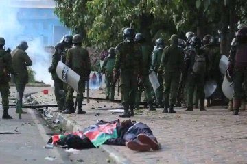 Kimanzi_'s tweet photo. Kenyan Police                                   Kenyans https://t.co/EhkmFWP27b