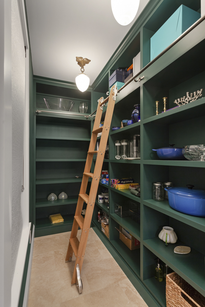 Library Ladders aren't just for libraries anymore! With all the pantry storage running vertically, we suggested adding a library ladder for better access, making it easy to get to any thing on any shelf, no matter how high!

Photos by  @cartiophotos