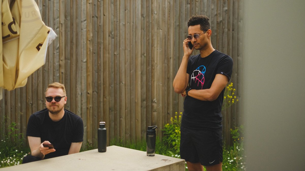 185. osa: Smilersi kaverbänd Inglismaalt

Teeme AI-ga muusikat, räägime jooksmise ilust, valust ja võlust, John Mulaney absurdsest jutusaatesarjast “Everybody’s in L.A.” ning soovitame sarja “Parlament.”

popkulturistid.com/2024/06/29/185…