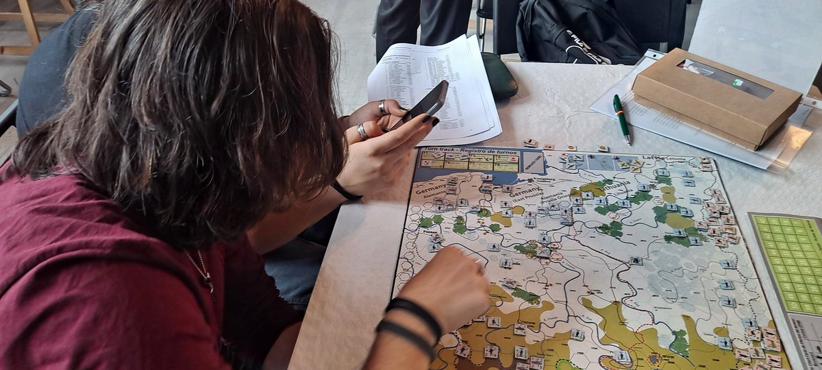 trafalgarEd's tweet photo. Hoy en las #MiniLES
Jugando
#Poland39
@J_Ludoergosum https://t.co/q9BrF2283L