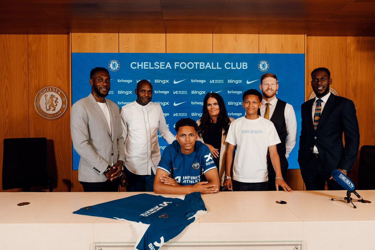 FabrizioRomano's tweet photo. 🔵 Omari Kellyman: “It’s fantastic to be standing here as a Chelsea player. It’s a massive club with amazing history, so it’s great to join. It’s a dream come true”.

Kellyman will start pre-season under Maresca.

Here Omari with his family and agents from Prodigy Sports Group 📸 https://t.co/ic53lHZCLk