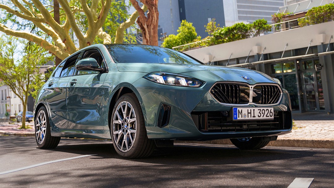 BMW's tweet image. Where city life meets driving delight.

The new BMW 120.​
#BMW #1Series #THE1 ​

Mandatory information according to german law ’Pkw-EnVKV’ based on WLTP: energy consumption combined: 6,0-5,3 l/100 km; CO₂ emissions combined: 135-121 g/km; CO2-class(es): D