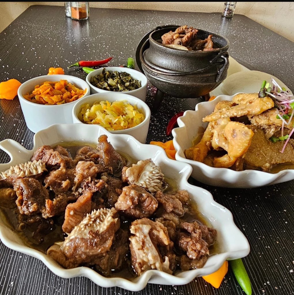 events_zoe's tweet image. Kindly RT it’s a weekend Goat Meat is available,our customers might just be looking to experience our food,in Alex Cnr 1st &amp;amp;3rd Avenue Malboro or you can order from @spazaeats for ur convenience or  📞 (061) 502-4230 ,Goat ,Inhloko,Mogodu ,hardbody chicken and pork trotters 🥂🫶🏾