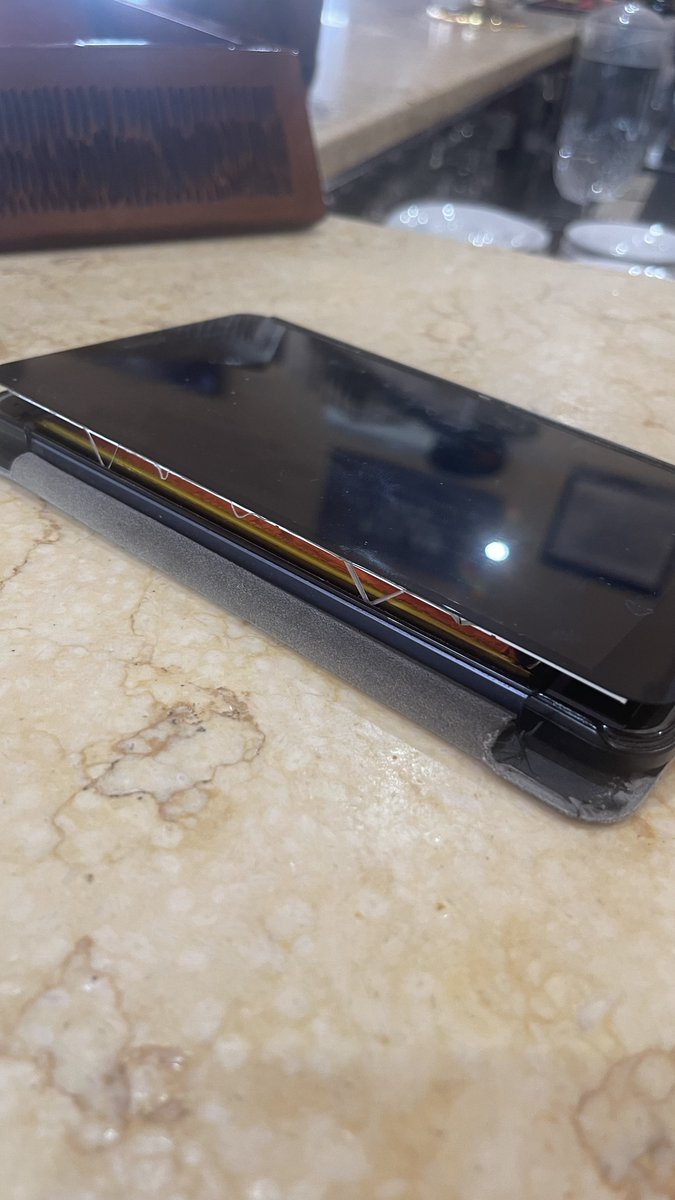 xavier_mn's tweet photo. Dopo anni di “servizio” la batteria del piccolo Huawei si è gonfiata aprendo lo schermo. #RIP https://t.co/fTo1S1WB34