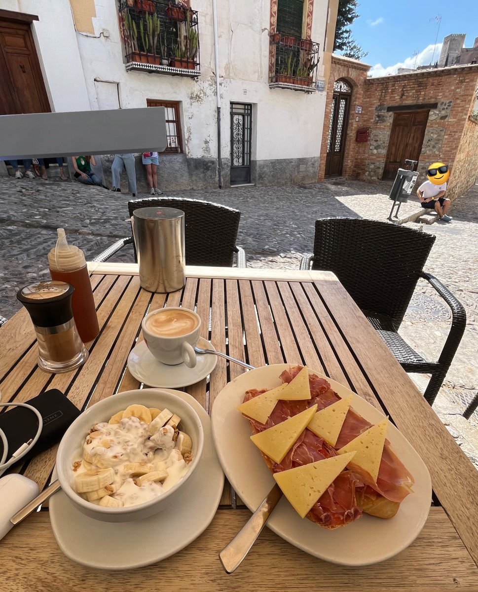Jimbo4xL's tweet photo. nos dias familia, gozandomela heavy por granada, ayer no pude celebrar el orgullo gay y lo estoy celebrando hoy desayunando yogur con muesli https://t.co/87E91ReIRO